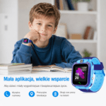 Chłopiec noszący smartwatch Niezgubka GPS na nadgarstku